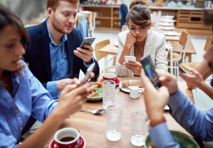 5 أخطاء بتضيع وقتك على السوشيال ميديا