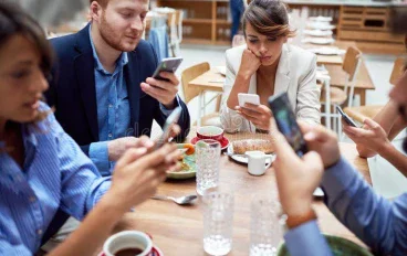  5 أخطاء بتضيع وقتك على السوشيال ميديا