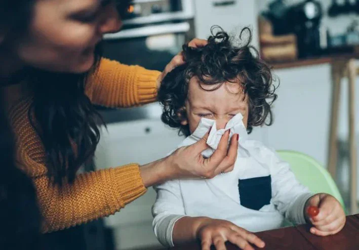 🌼 كيف تحمين طفلك من أدوار البرد الشائعة في الشتاء؟ دليل الأمهات للوقاية والشفاء 🌼