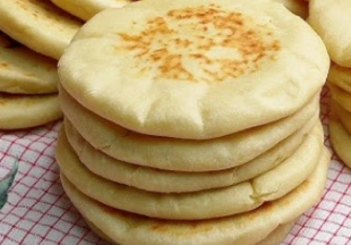 *خبز الطاسة : خبز طري وقطني بدون فرن*.