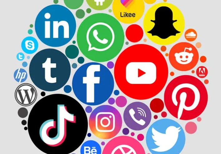 مواقع التواصل الاجتماعي.. نعمة أم نقمة؟ تعرف على الإيجابيات والسلبيا