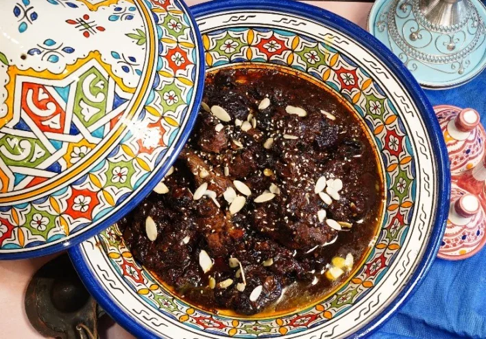 أسرار الطاجين المغربي باللحم والبرقوق: دليل الطهي الأصيل خطوة بخطوة
