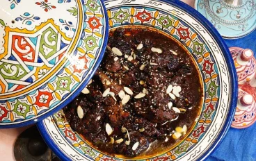 أسرار الطاجين المغربي باللحم والبرقوق: دليل الطهي الأصيل خطوة بخطوة
