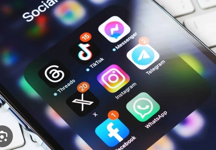 مواقع التواصل الاجتماعي وتأثيرها على حياتنا