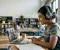صورة مقال هل تعرف كلمات الإنجليزية لكنك لا تفهمها عندما تسمعها؟ 7 أسباب وحلول عملية لتحسين الاستماع