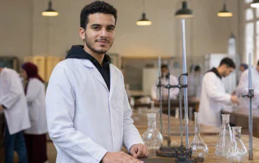 كيف تكتب تقرير مختبر عربياً بالذكاء الاصطناعي دون اختلاق نتائج لم تُجرَ