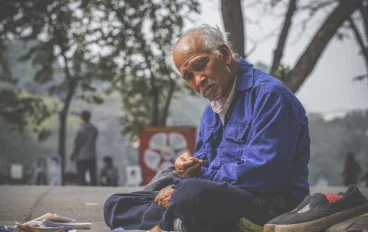رمى أبوه في الشارع… وبعد سنين احتاج إيده