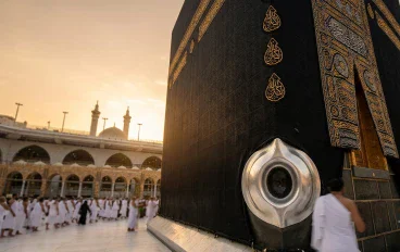 قصة الحجر الأسود.. من أين جاء؟ وما حقيقة لونه وفضله؟