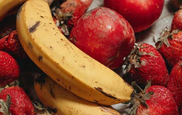 *الفاكهة دبلت في الثلاجة ؟ لا ترميها. 3 وصفات حلو بسيطة من بواقي الفاكهة*.