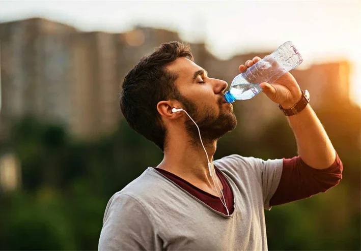 ماذا يحدث لجسمك عند شرب الماء يوميًا؟ الفوائد والأضرار وأفضل وقت للشرب