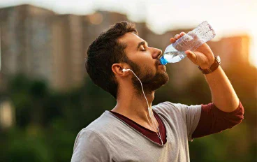 ماذا يحدث لجسمك عند شرب الماء يوميًا؟ الفوائد والأضرار وأفضل وقت للشرب