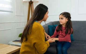 الطفل الذي يخاف أن يتكلم… قد يدفع ثمن صمته