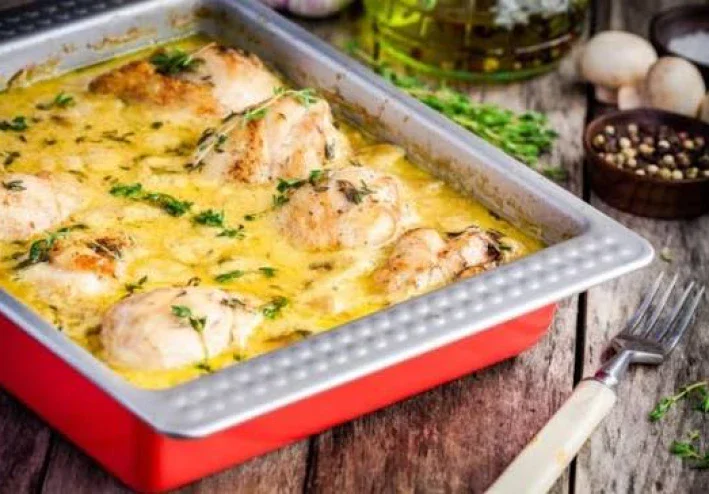 🍗 دجاج مخبوز بصلصة الثوم والبارميزان الكريمية - وصفة سهلة وشهية بطعم لا يُقاوم 🧄🧀