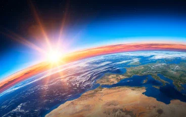 لماذا نرى السماء زرقاء؟ السر العلمي المدهش وراء لون السماء وكيف يتفاعل ضوء الشمس مع الغلاف الجوي