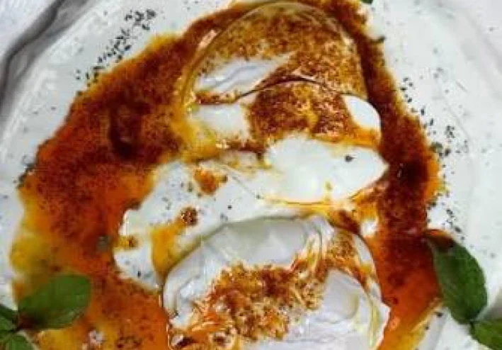 🍳🌶️ بيض البوشيه بصلصة الزبادي الحارة - وصفة سهلة وشهية للفطور