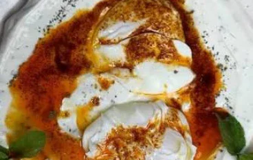 🍳🌶️ بيض البوشيه بصلصة الزبادي الحارة - وصفة سهلة وشهية للفطور
