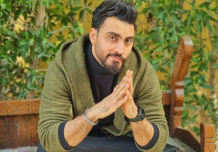 المطرب الواعد "أحمد لطفي" يسرد رحلة كفاحه في الغناء