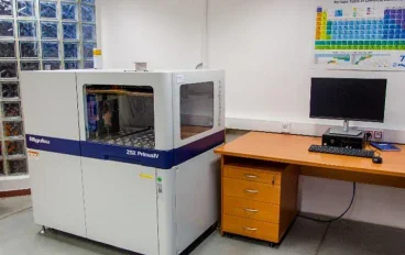 ما هو جهاز XRF؟ وكيف يُستخدم في تحليل المواد الخام وصناعة الزجاج؟