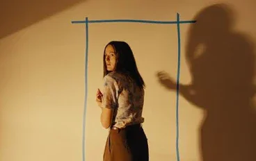 نهاية فيلم Backrooms مشروحة بالتفصيل.. ماذا حدث لكلارك وماري؟
