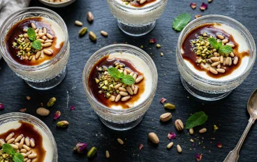المهلبية بالجلاب والمكسرات: السحر الكريمي لخافق الحلويات الخالية من الدقيق