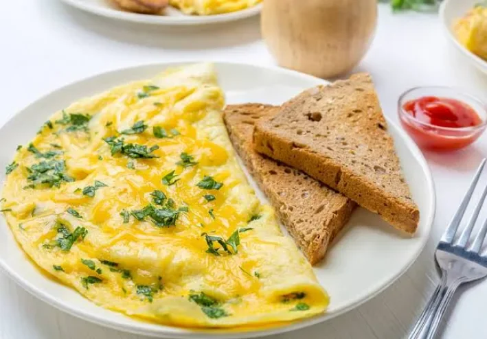 🍳🌿 أومليت سوفليه بالأعشاب - وصفة خفيفة وهشة للفطور