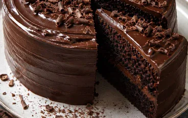 طريقة عمل كيكة الشوكولاتة الهشة والطرية.. سر القوام المثالي وصوص الشوكولاتة الغني 🍫🍰