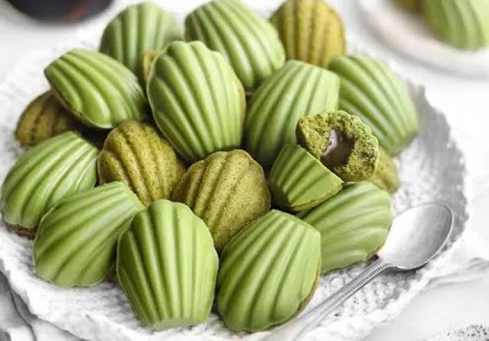 🍵💚 مادلين الماتشا - وصفة فرنسية هشة بنكهة الشاي الأخضر