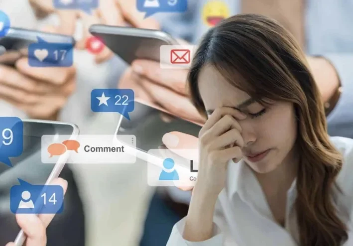 ليه بقينا لازم نكون متاحين طول الوقت؟ الموبايل اللي قرّب الناس مننا ممكن يكون بيستنزفنا؟