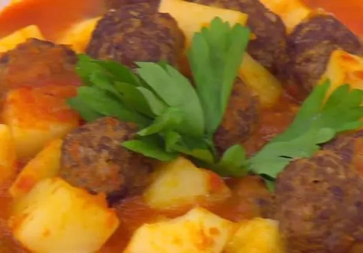🥩🥔 داوود باشا بالبطاطس - وصفة كفتة اللحم الشهية بصلصة الطماطم