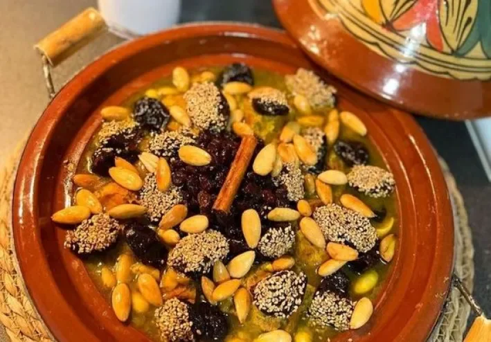 من المطبخ المغربي.. طاجن اللحم بالقراصيا