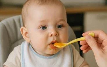 إدخال الأكل للرضيع: 7 أخطاء عملتها وأنا فاكرة إني بساعد بنتي تزيد وزنها