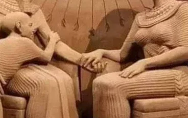 أخناتون: الفرعون الثائر الذي غيّر ديانة مصر القديمة