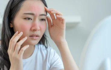 5 أخطاء شائعة تضر البشرة دون أن ننتبه لها