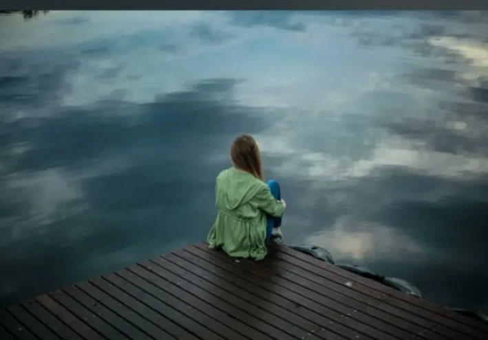 لماذا نشعر بالغربة وسط الأشخاص الذين نحبهم؟ أسرار لا نتحدث عنها مقدمة هل شعرت يومًا أنك تجلس وسط عائلتك وأصدقائك، وتضحك