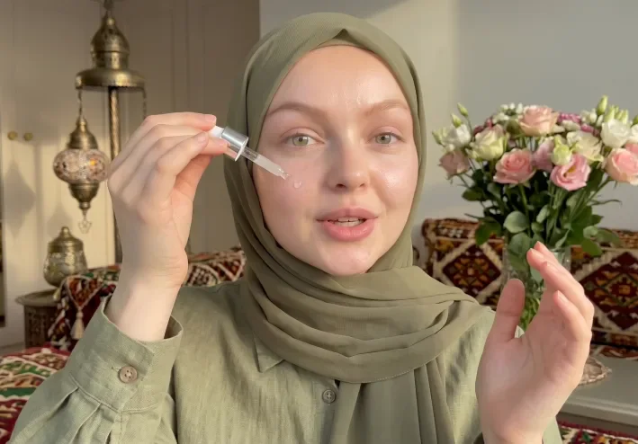 سيروم الألوفيرا وزيت الشاي الأخضر والنيم: دليلك الشامل لتنقية البشرة المعرضة للحبوب ومحاربة اللمعان الزائد