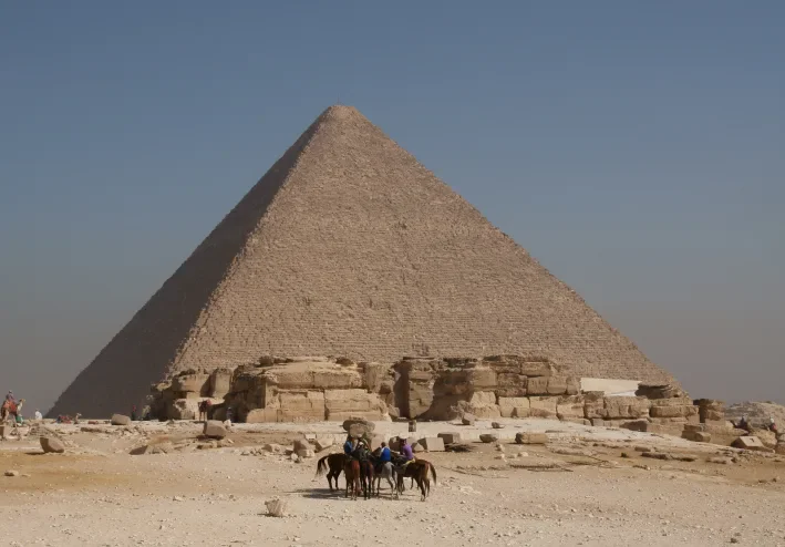 لغز الأهرامات الذي حيّر العالم! كيف بنى الفراعنة هذه المعجزة قبل آلاف السنين؟ وما الأسرار الغامضة التي لا تزال تخفيها حت