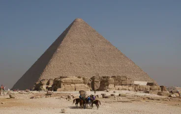لغز الأهرامات الذي حيّر العالم! كيف بنى الفراعنة هذه المعجزة قبل آلاف السنين؟ وما الأسرار الغامضة التي لا تزال تخفيها حت
