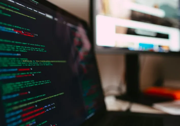 Laravel أم Node.js ؟ دليل عملي لاختيار التقنية المناسبة لمشروعك