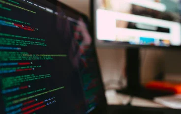 Laravel أم Node.js ؟ دليل عملي لاختيار التقنية المناسبة لمشروعك