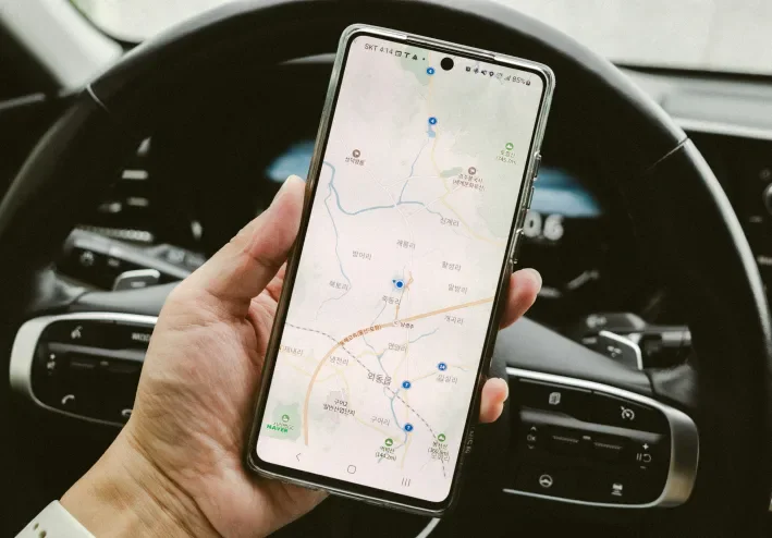كيف تبني نظام تتبع شحنات لحظي؟ المعمارية والتقنيات خطوة بخطوة