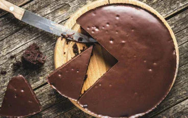 طريقة عمل كيكة الشوكولاتة على نظام الطيبات بدون دقيق أبيض أو بيض.. بطعم غني وقوام هش 
