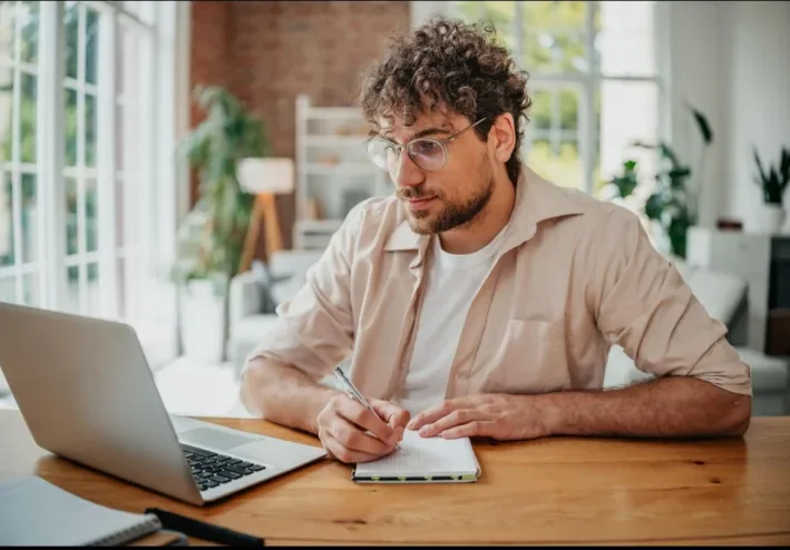 7 مهارات رقمية يمكنك تعلمها من البيت مجانًا وتطوير فرصك في العمل