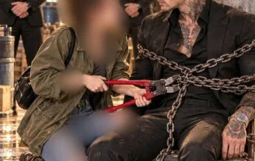 سكريب شابة بلا مأوى تطلق سراح زعيم مافيات