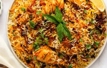 طريقة عمل برياني الدجاج الهندي الأصلي في المنزل.. سر الأرز المفلفل والنكهة الغنية!