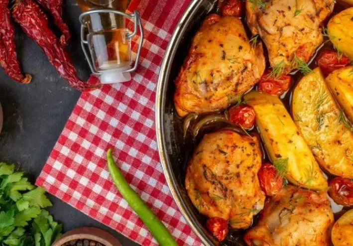 صينية البطاطا بالدجاج في الفرن.. سرّ الطعم الشهي لوجبة عائلية متكاملة 🍗🥔