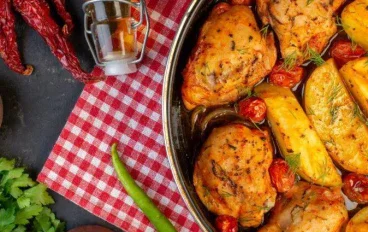 صينية البطاطا بالدجاج في الفرن.. سرّ الطعم الشهي لوجبة عائلية متكاملة 🍗🥔
